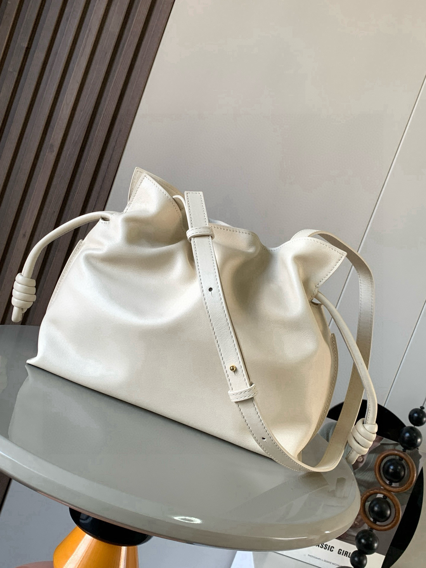 Loewe 新版梦福袋30CM 新款纳帕牛皮革Flamenco手拿包福袋 采用拉绳收紧