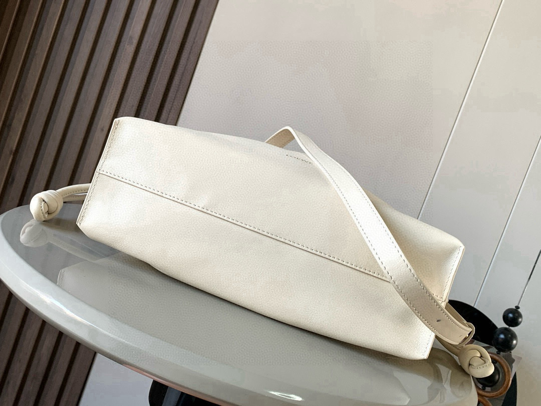 Loewe 新版梦福袋30CM 新款纳帕牛皮革Flamenco手拿包福袋 采用拉绳收紧