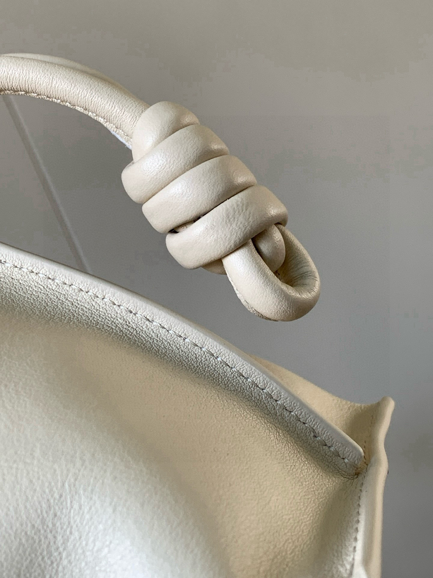 Loewe 新版梦福袋30CM 新款纳帕牛皮革Flamenco手拿包福袋 采用拉绳收紧