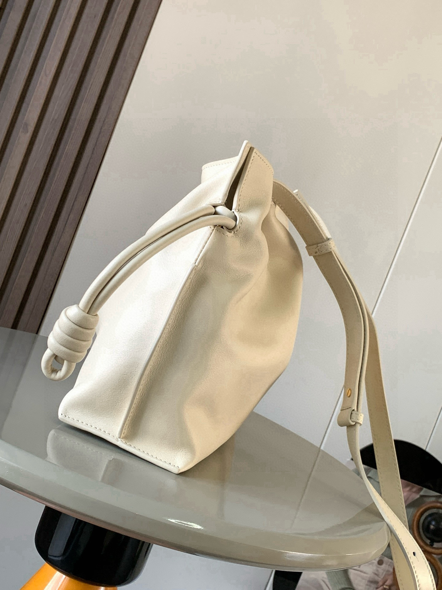 Loewe 新版梦福袋30CM 新款纳帕牛皮革Flamenco手拿包福袋 采用拉绳收紧