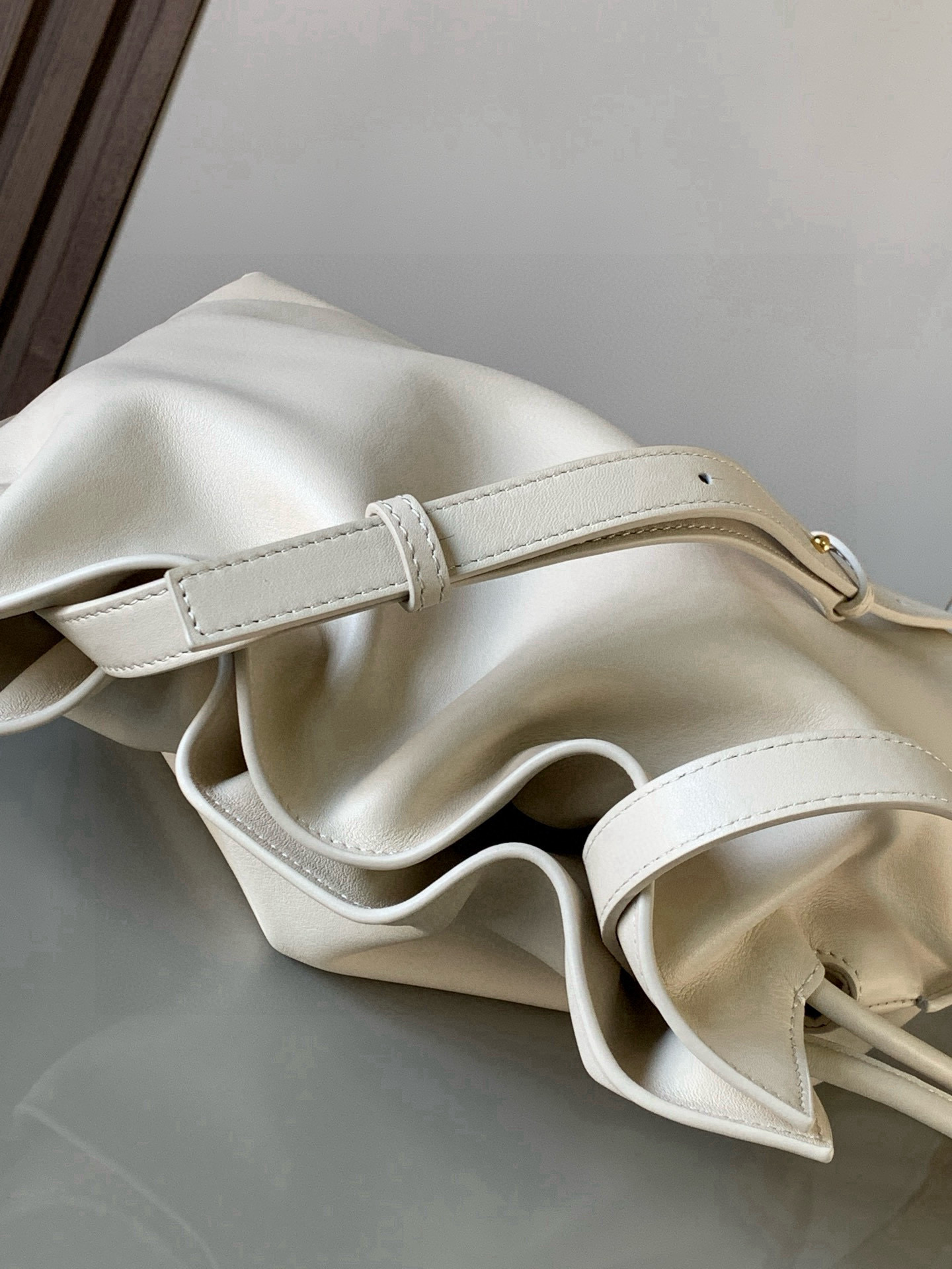 Loewe 新版梦福袋30CM 新款纳帕牛皮革Flamenco手拿包福袋 采用拉绳收紧