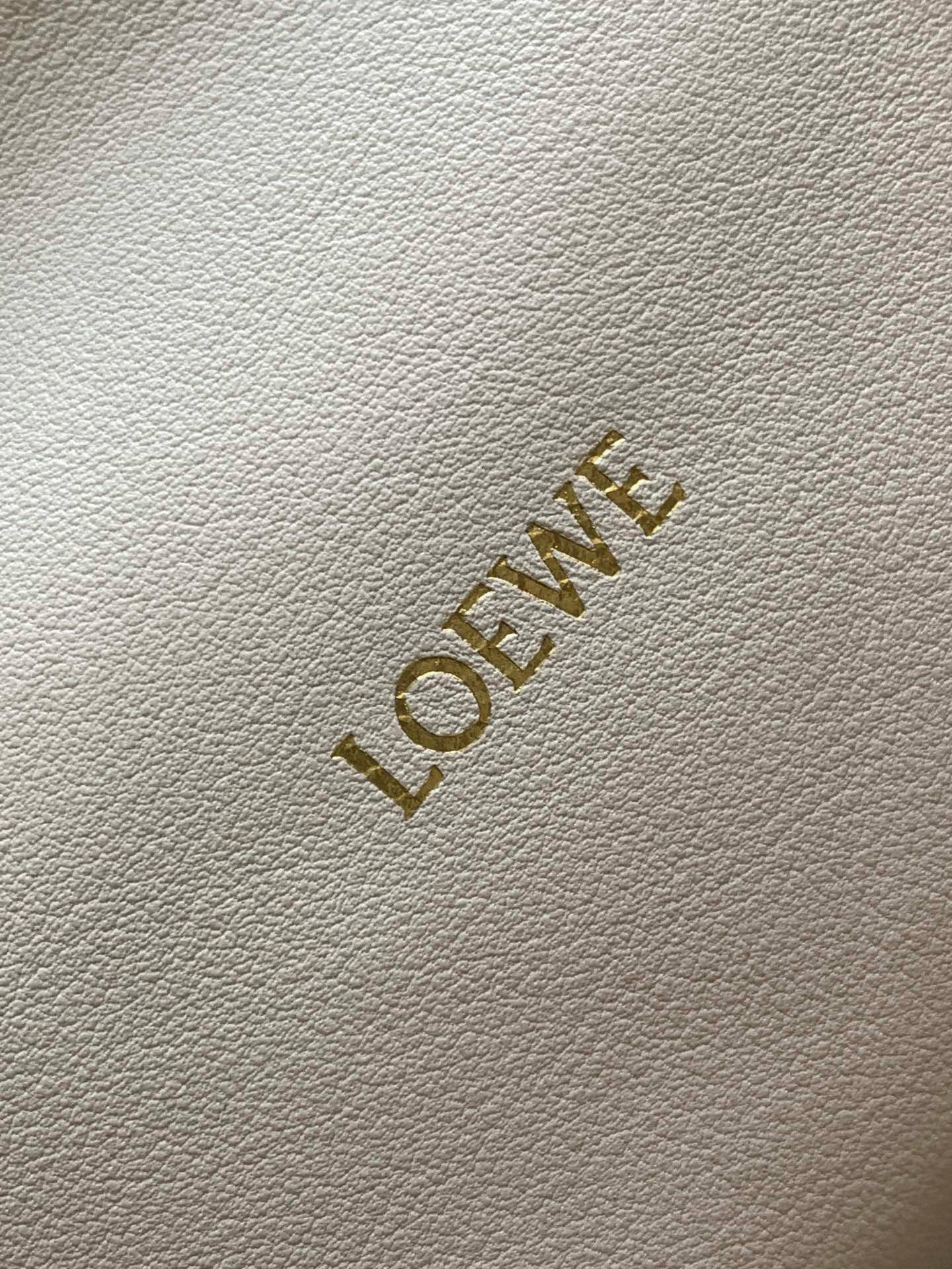 Loewe 新版梦福袋30CM 新款纳帕牛皮革Flamenco手拿包福袋 采用拉绳收紧