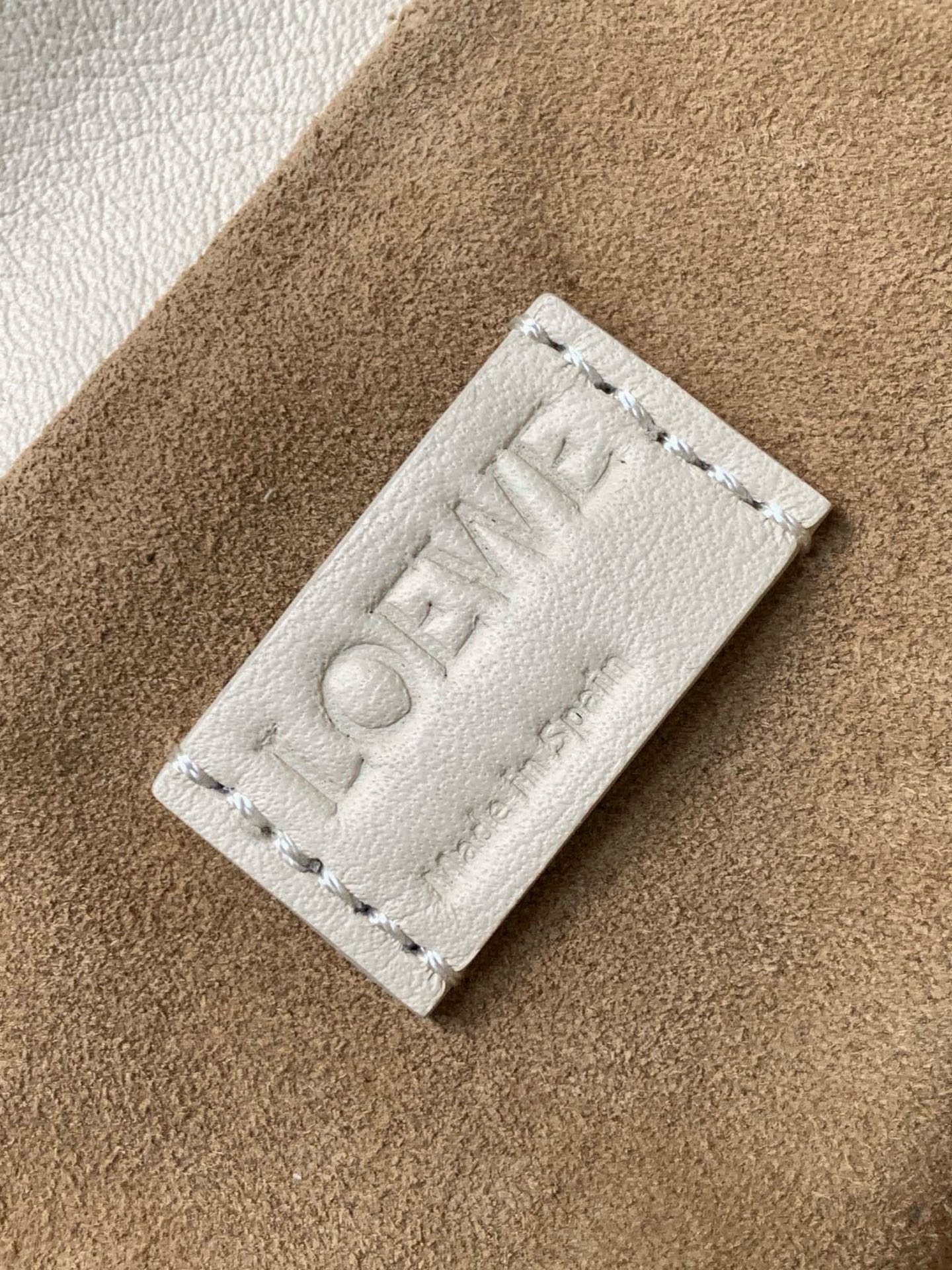 Loewe 新版梦福袋30CM 新款纳帕牛皮革Flamenco手拿包福袋 采用拉绳收紧