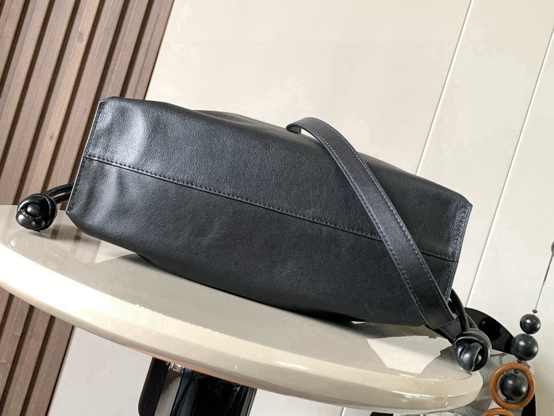 Loewe 新版梦福袋30CM 新款纳帕牛皮革Flamenco手拿包福袋 采用拉绳收紧