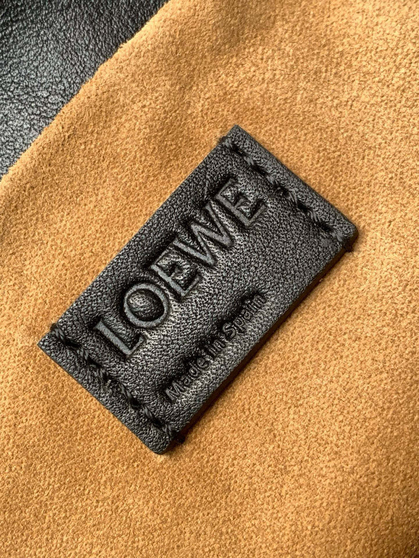 Loewe 新版梦福袋30CM 新款纳帕牛皮革Flamenco手拿包福袋 采用拉绳收紧