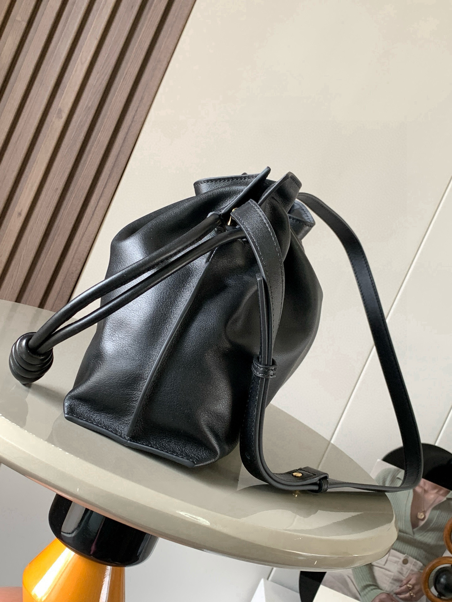 Loewe 新版梦福袋30CM 新款纳帕牛皮革Flamenco手拿包福袋 采用拉绳收紧