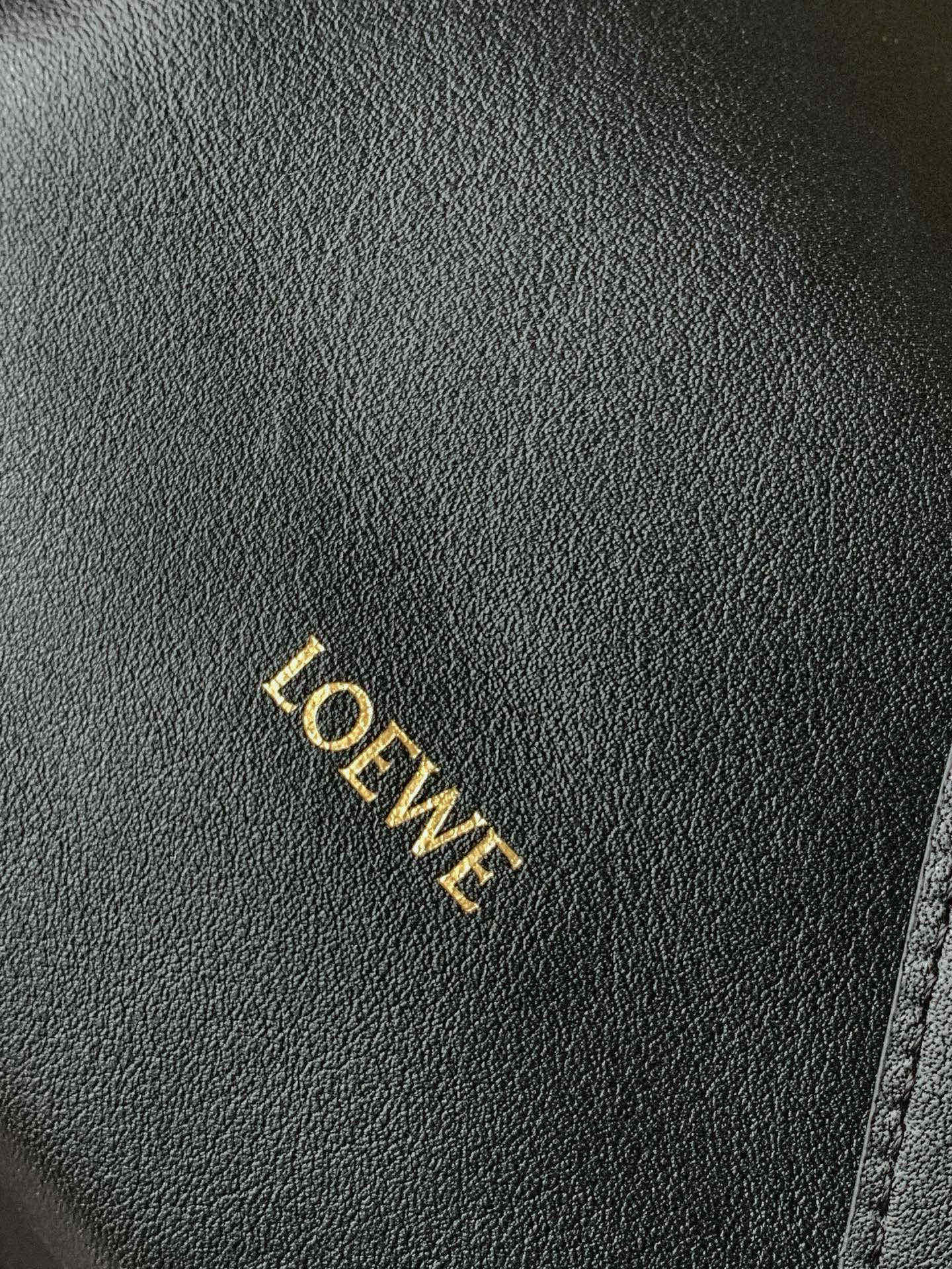 Loewe 新版梦福袋30CM 新款纳帕牛皮革Flamenco手拿包福袋 采用拉绳收紧