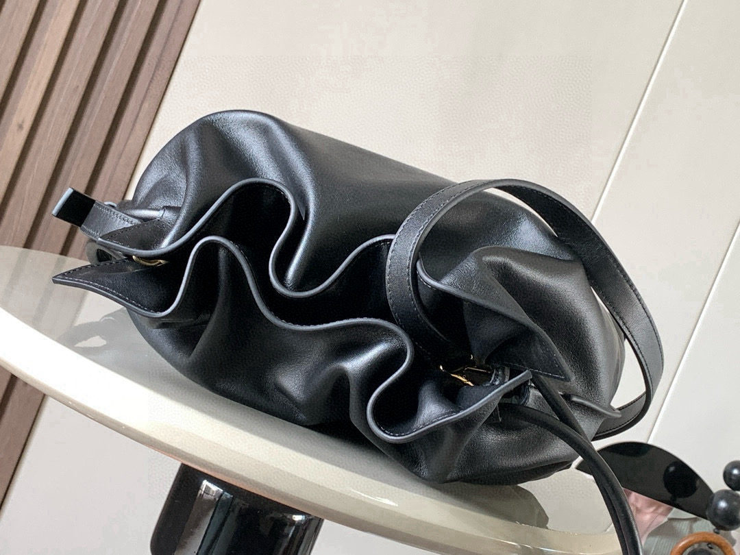 Loewe 新版梦福袋30CM 新款纳帕牛皮革Flamenco手拿包福袋 采用拉绳收紧