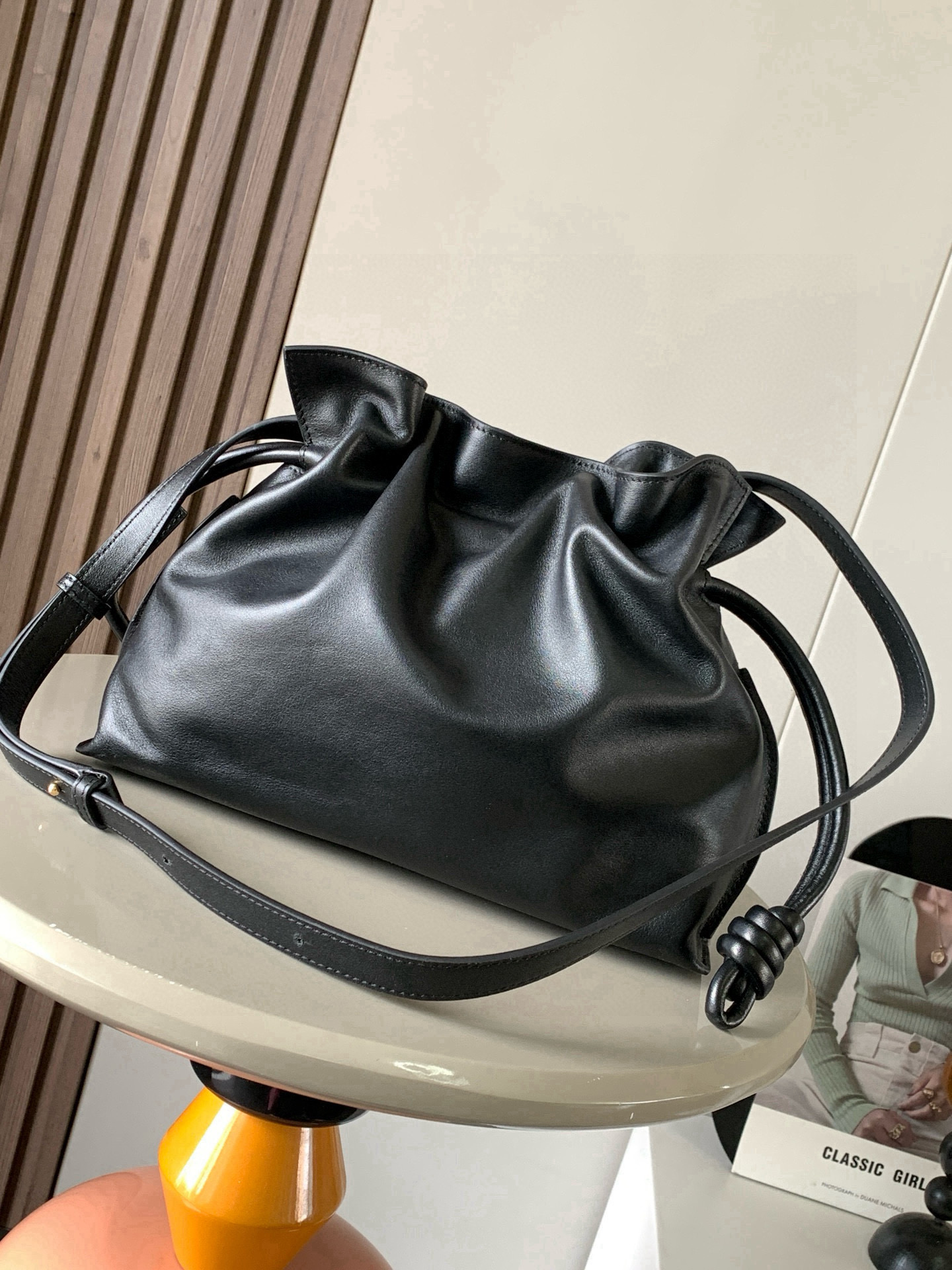 Loewe 新版梦福袋30CM 新款纳帕牛皮革Flamenco手拿包福袋 采用拉绳收紧