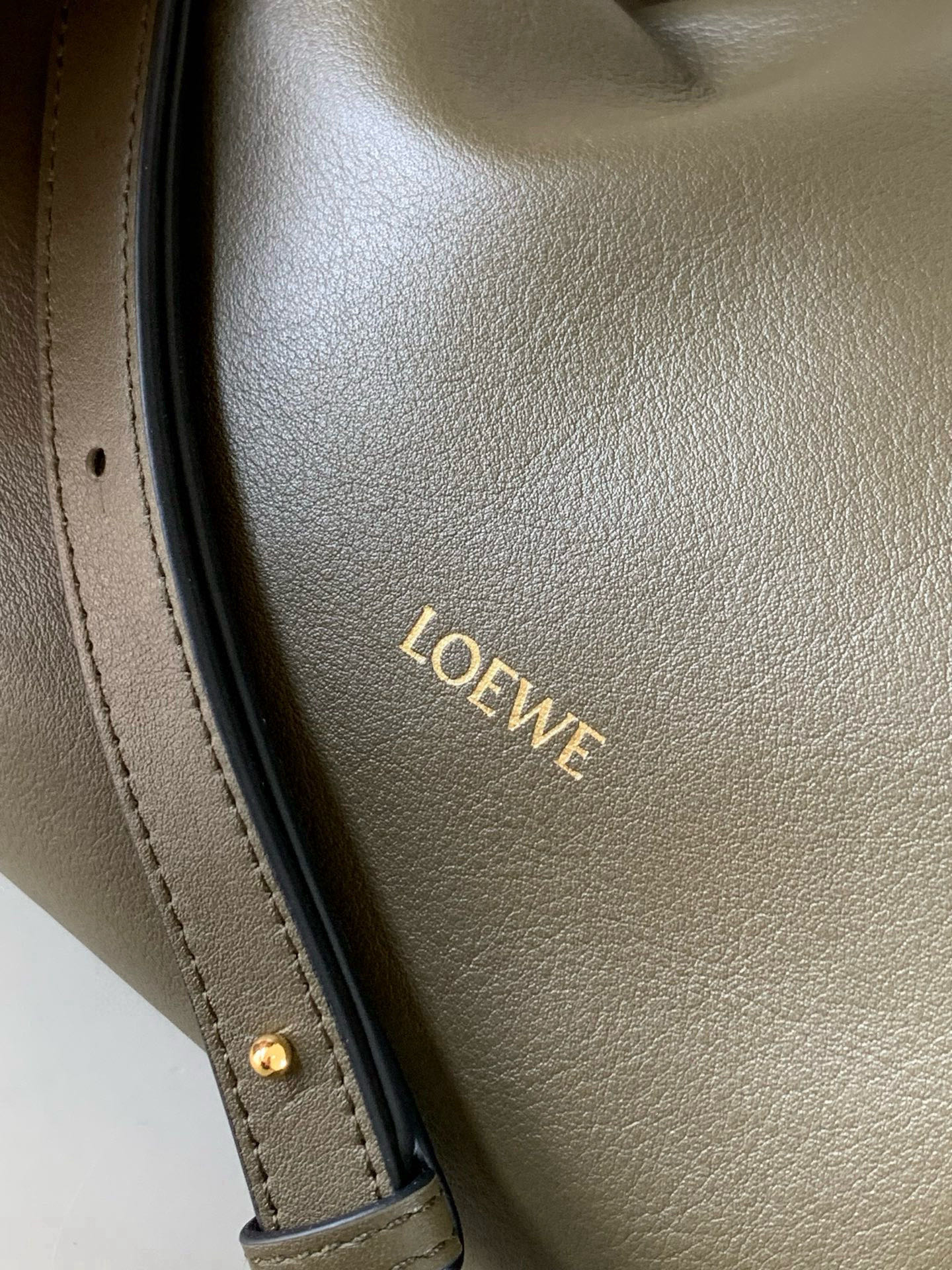 Loewe 新版梦福袋30CM 新款纳帕牛皮革Flamenco手拿包福袋 采用拉绳收紧