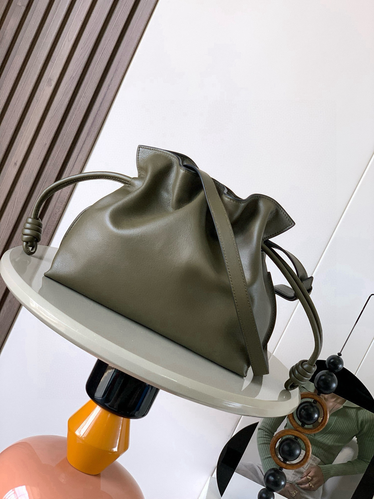 Loewe 新版梦福袋30CM 新款纳帕牛皮革Flamenco手拿包福袋 采用拉绳收紧