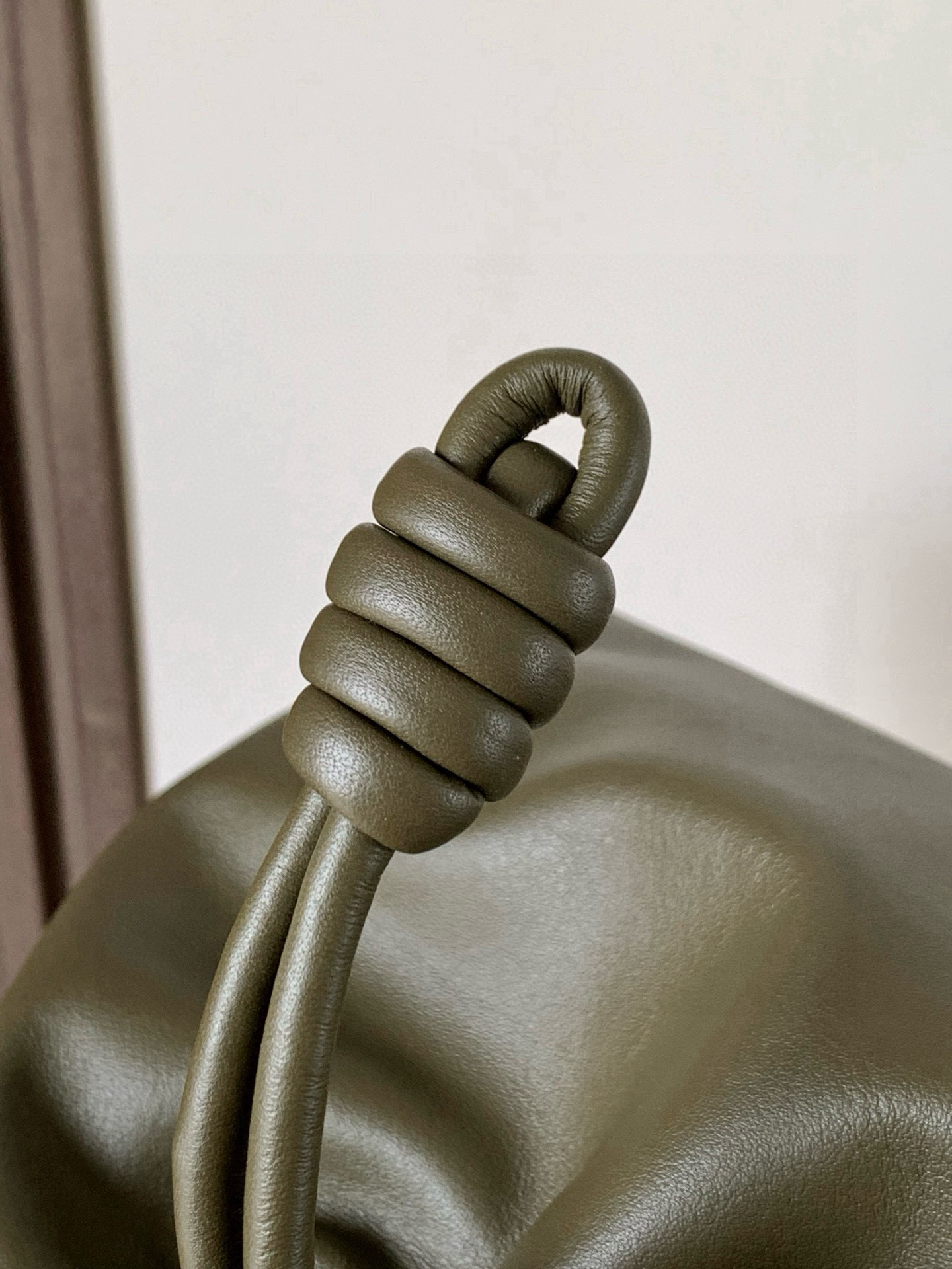 Loewe 新版梦福袋30CM 新款纳帕牛皮革Flamenco手拿包福袋 采用拉绳收紧