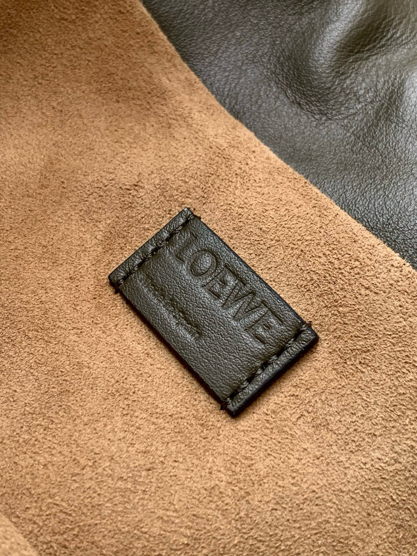 Loewe 新版梦福袋30CM 新款纳帕牛皮革Flamenco手拿包福袋 采用拉绳收紧