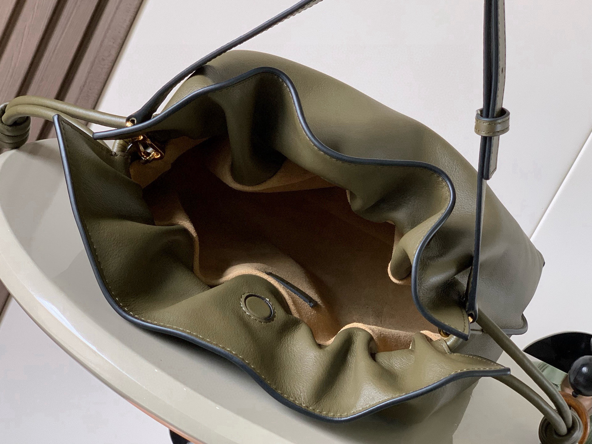 Loewe 新版梦福袋30CM 新款纳帕牛皮革Flamenco手拿包福袋 采用拉绳收紧
