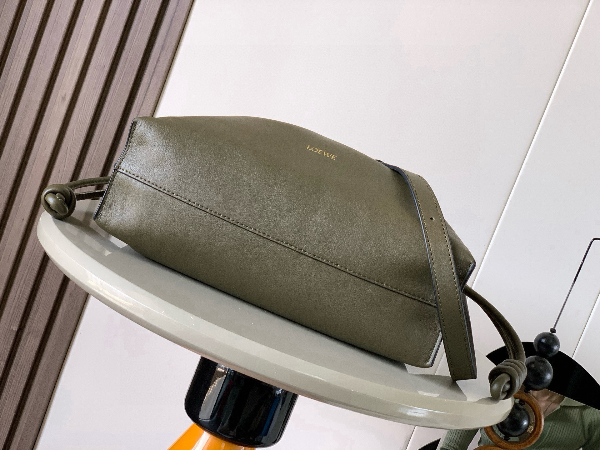 Loewe 新版梦福袋30CM 新款纳帕牛皮革Flamenco手拿包福袋 采用拉绳收紧