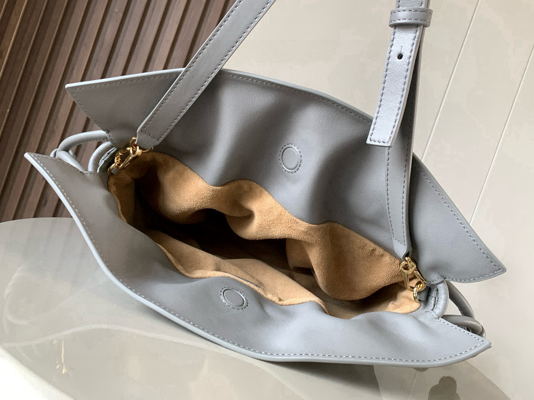 Loewe 新版梦福袋30CM 新款纳帕牛皮革Flamenco手拿包福袋 采用拉绳收紧