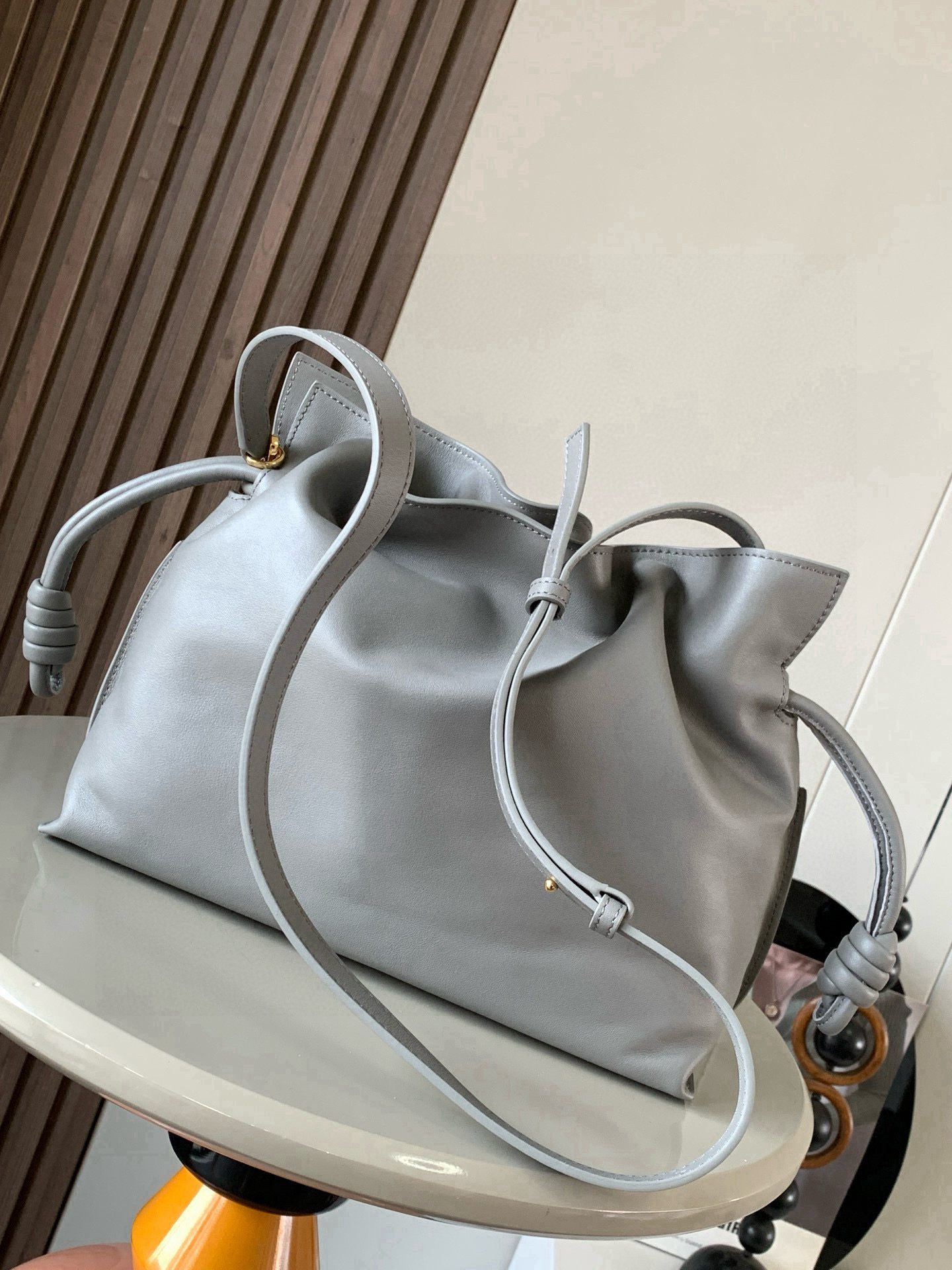 Loewe 新版梦福袋30CM 新款纳帕牛皮革Flamenco手拿包福袋 采用拉绳收紧