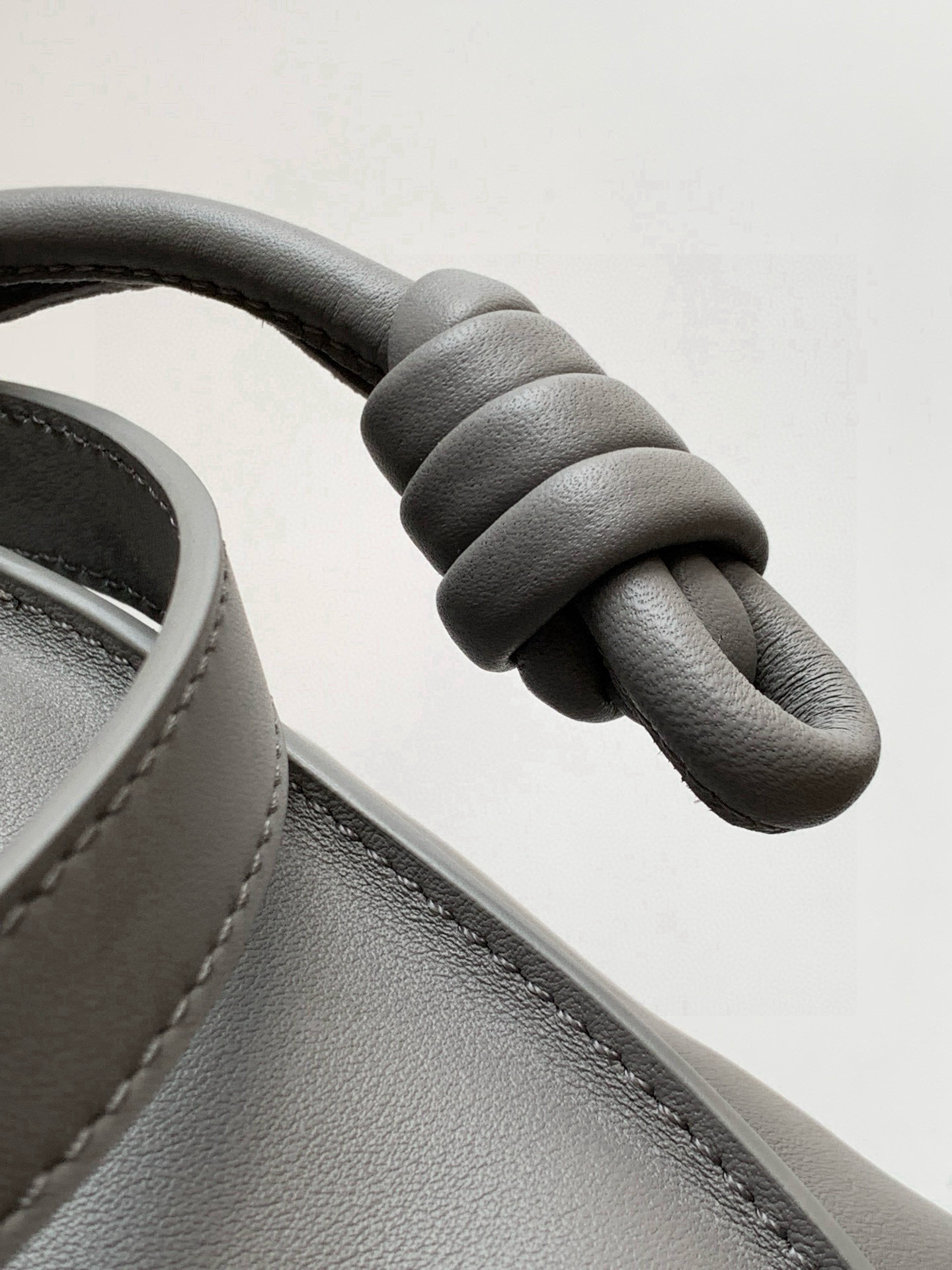 Loewe 新版梦福袋30CM 新款纳帕牛皮革Flamenco手拿包福袋 采用拉绳收紧