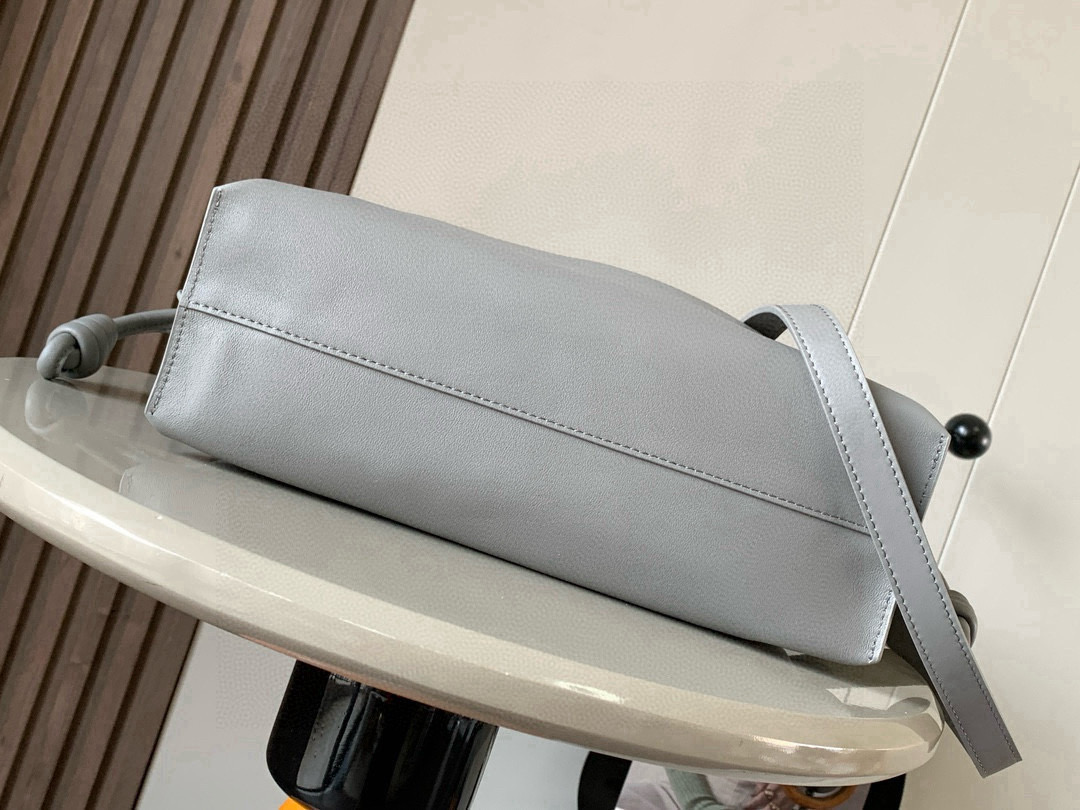 Loewe 新版梦福袋30CM 新款纳帕牛皮革Flamenco手拿包福袋 采用拉绳收紧
