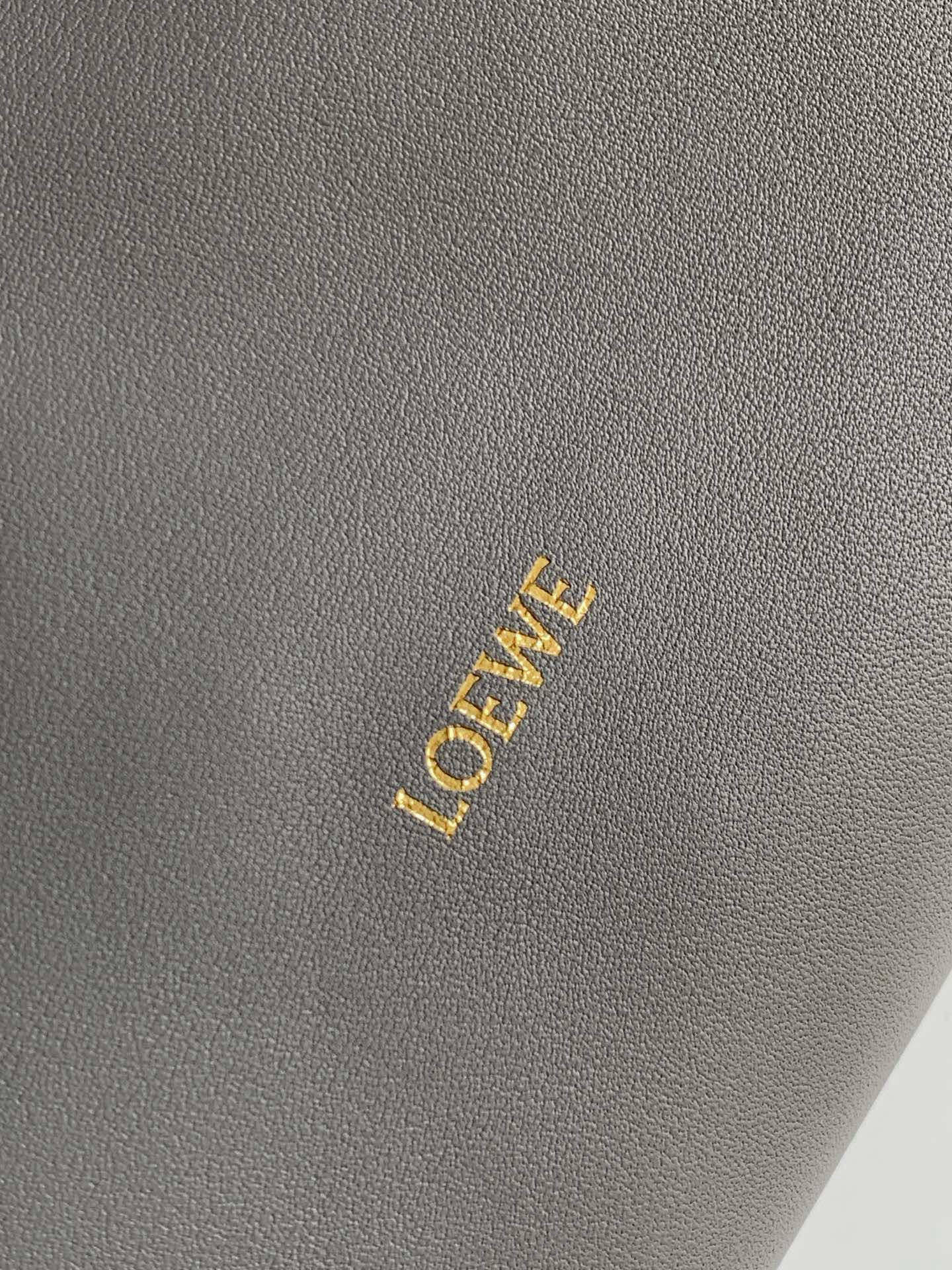 Loewe 新版梦福袋30CM 新款纳帕牛皮革Flamenco手拿包福袋 采用拉绳收紧