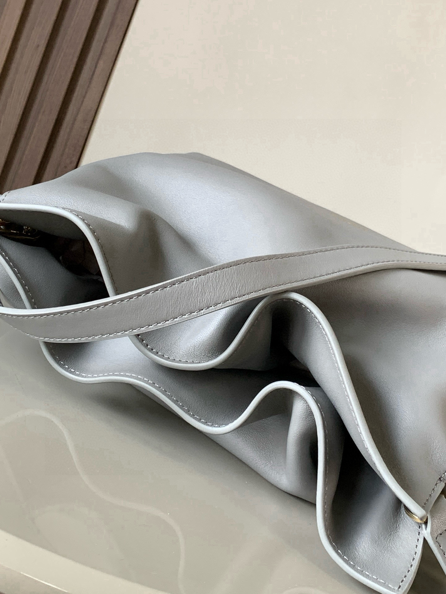 Loewe 新版梦福袋30CM 新款纳帕牛皮革Flamenco手拿包福袋 采用拉绳收紧