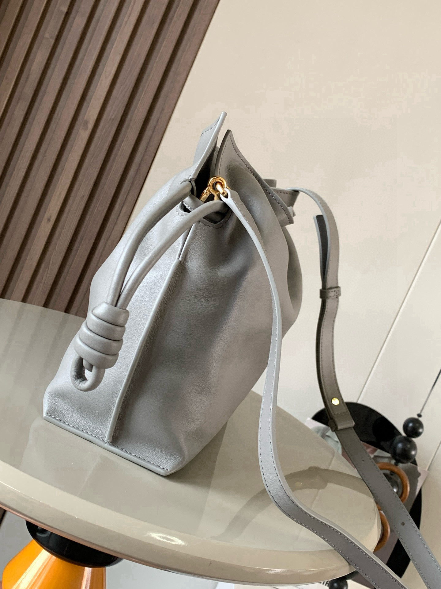 Loewe 新版梦福袋30CM 新款纳帕牛皮革Flamenco手拿包福袋 采用拉绳收紧