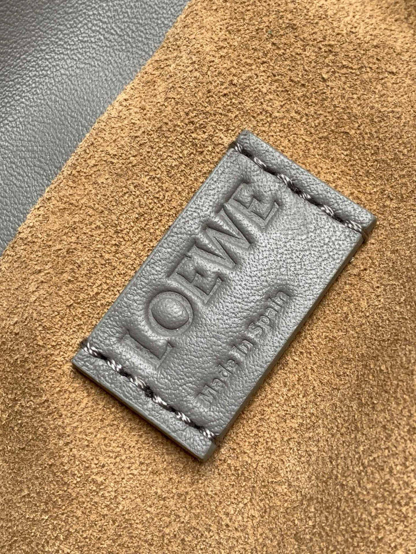 Loewe 新版梦福袋30CM 新款纳帕牛皮革Flamenco手拿包福袋 采用拉绳收紧