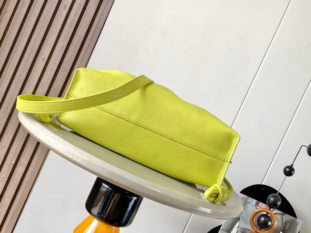 Loewe 新版梦福袋30CM 新款纳帕牛皮革Flamenco手拿包福袋 采用拉绳收紧