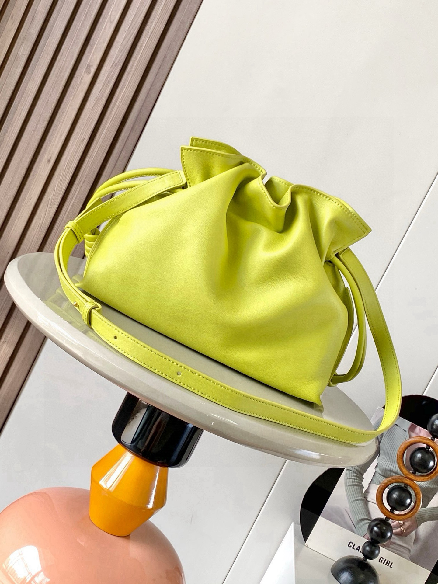 Loewe 新版梦福袋30CM 新款纳帕牛皮革Flamenco手拿包福袋 采用拉绳收紧