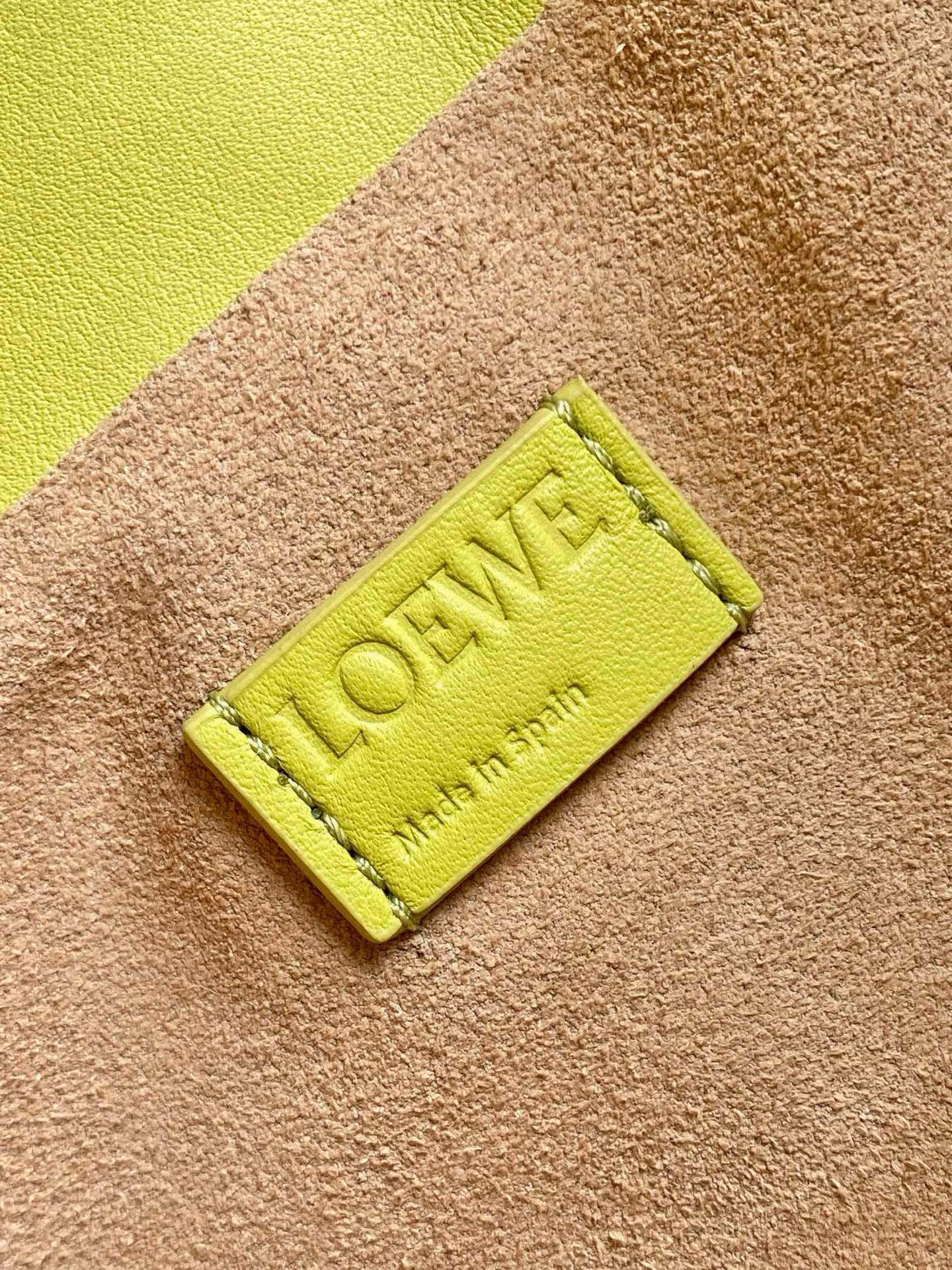 Loewe 新版梦福袋30CM 新款纳帕牛皮革Flamenco手拿包福袋 采用拉绳收紧