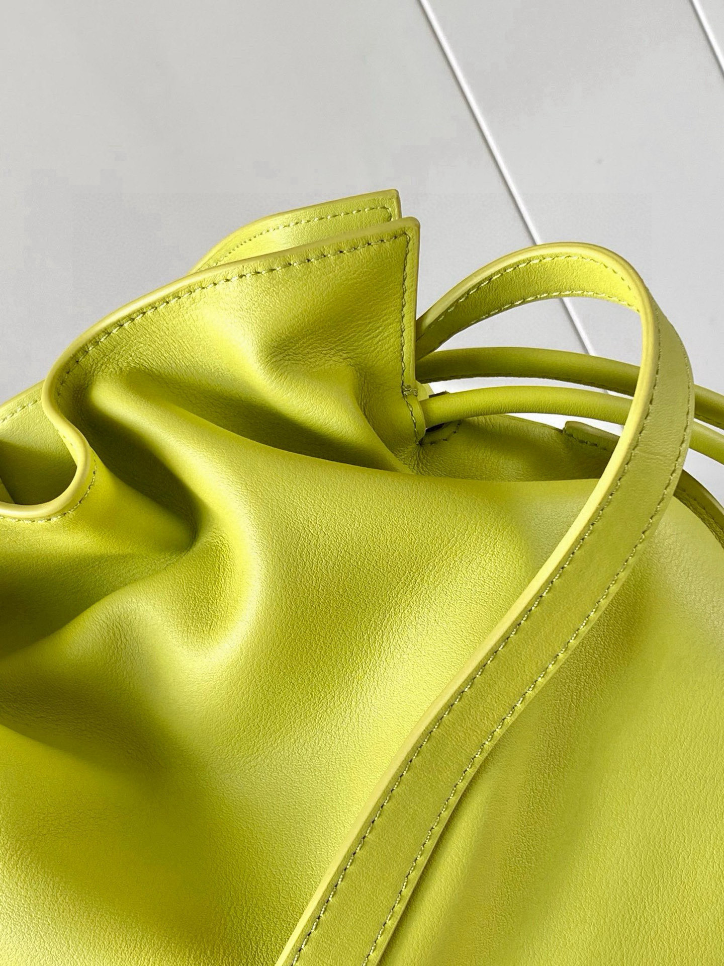 Loewe 新版梦福袋30CM 新款纳帕牛皮革Flamenco手拿包福袋 采用拉绳收紧