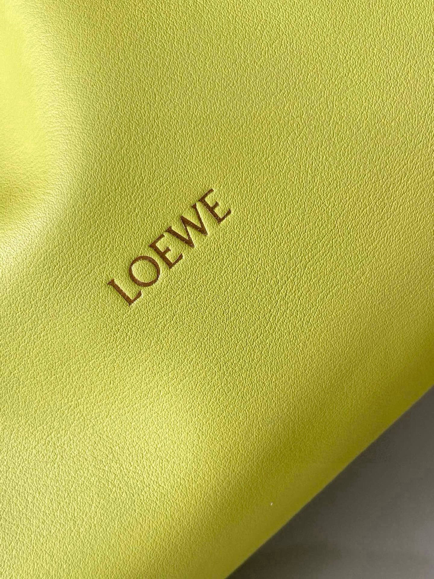 Loewe 新版梦福袋30CM 新款纳帕牛皮革Flamenco手拿包福袋 采用拉绳收紧