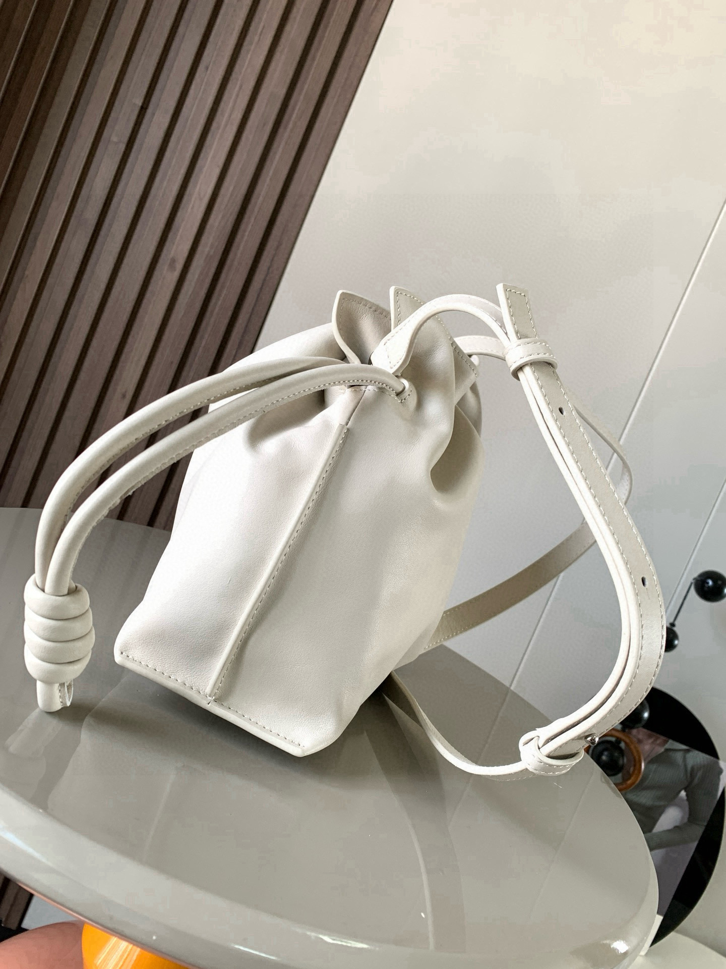 Loewe 新版梦福袋30CM 新款纳帕牛皮革Flamenco手拿包福袋 采用拉绳收紧