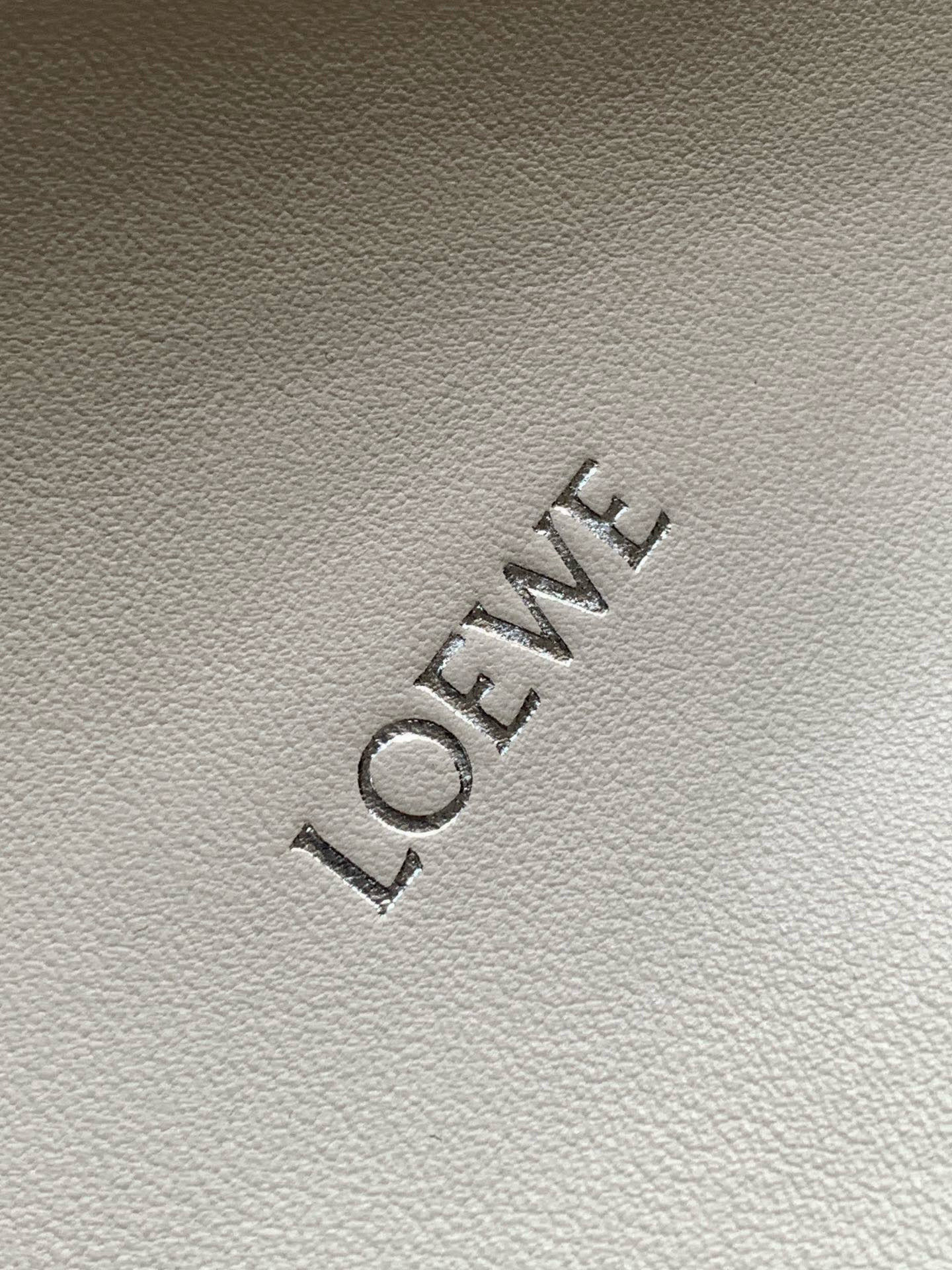 Loewe 新版梦福袋30CM 新款纳帕牛皮革Flamenco手拿包福袋 采用拉绳收紧