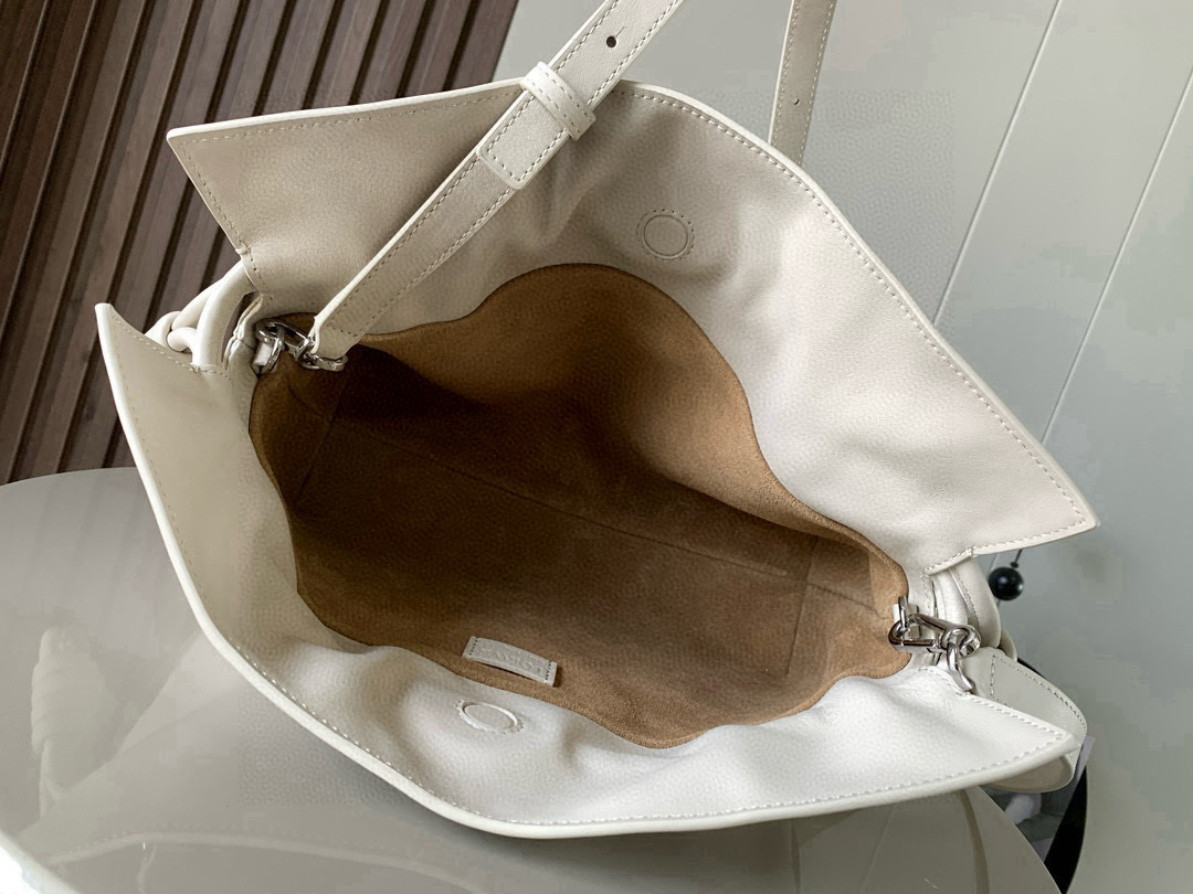 Loewe 新版梦福袋30CM 新款纳帕牛皮革Flamenco手拿包福袋 采用拉绳收紧