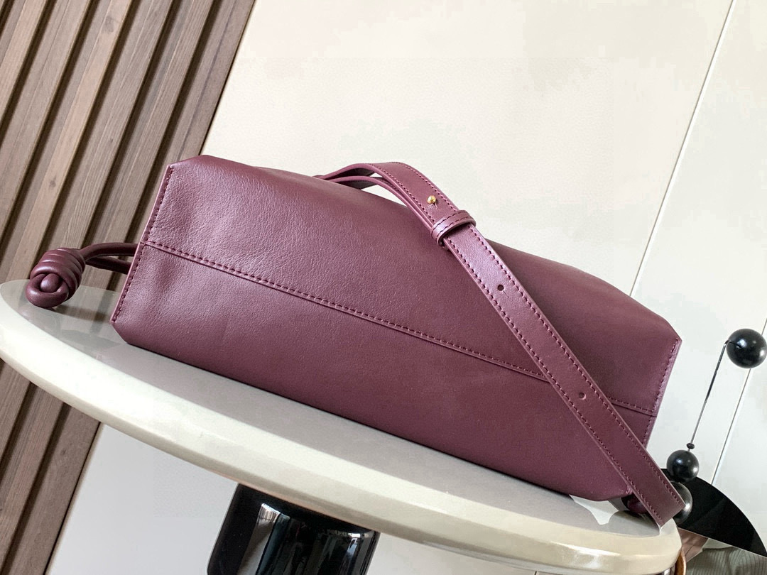 Loewe 新版梦福袋30CM 新款纳帕牛皮革Flamenco手拿包福袋 采用拉绳收紧