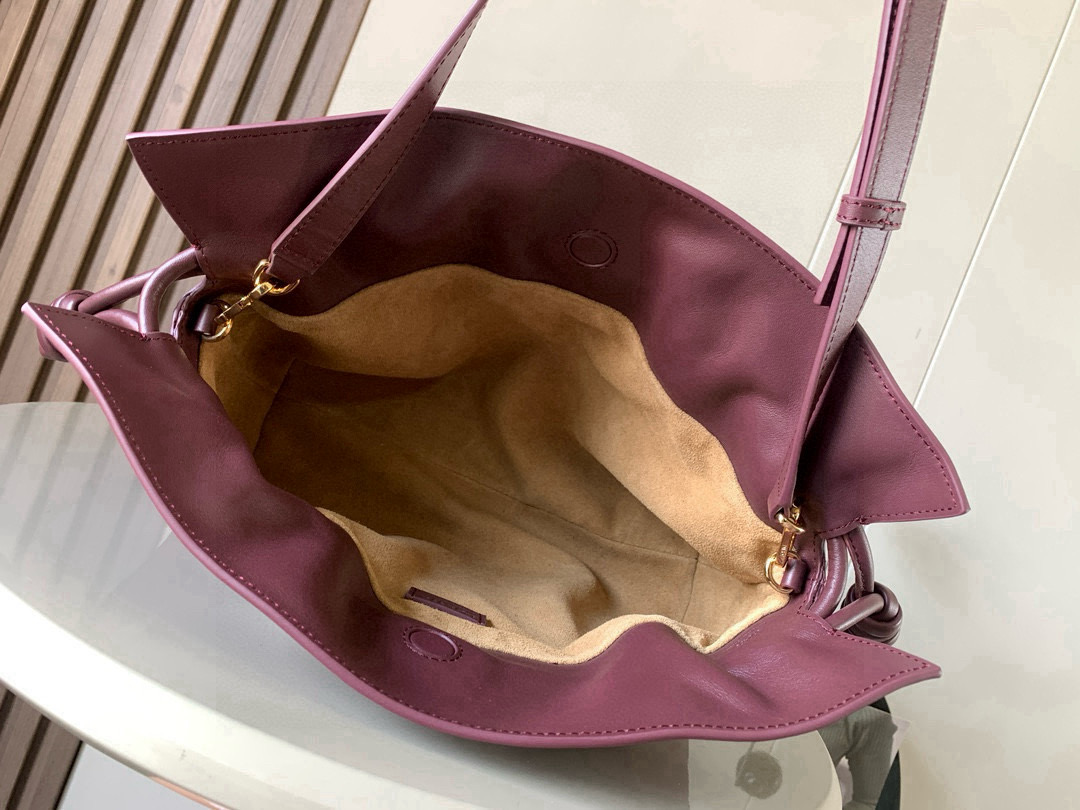 Loewe 新版梦福袋30CM 新款纳帕牛皮革Flamenco手拿包福袋 采用拉绳收紧