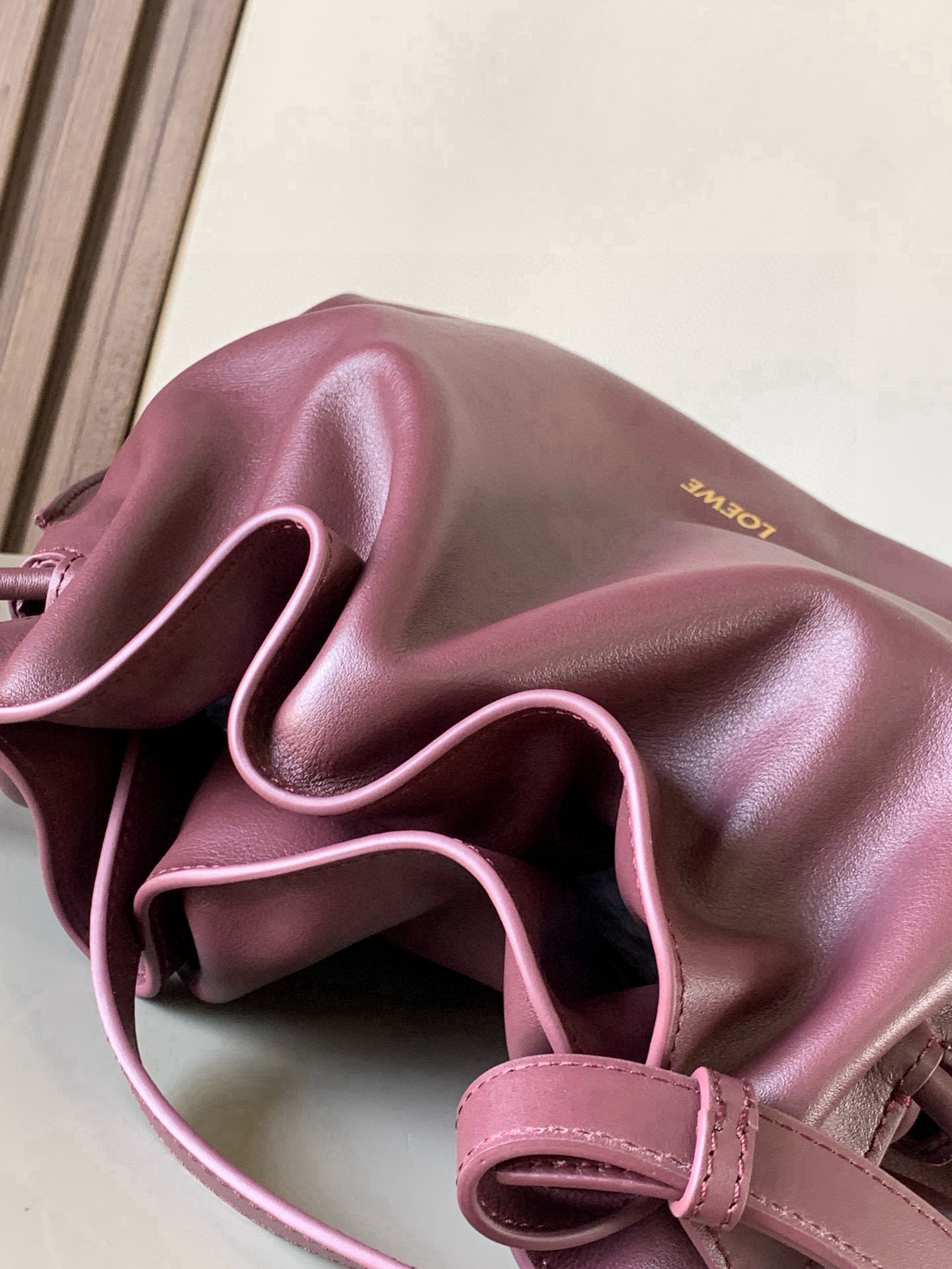 Loewe 新版梦福袋30CM 新款纳帕牛皮革Flamenco手拿包福袋 采用拉绳收紧