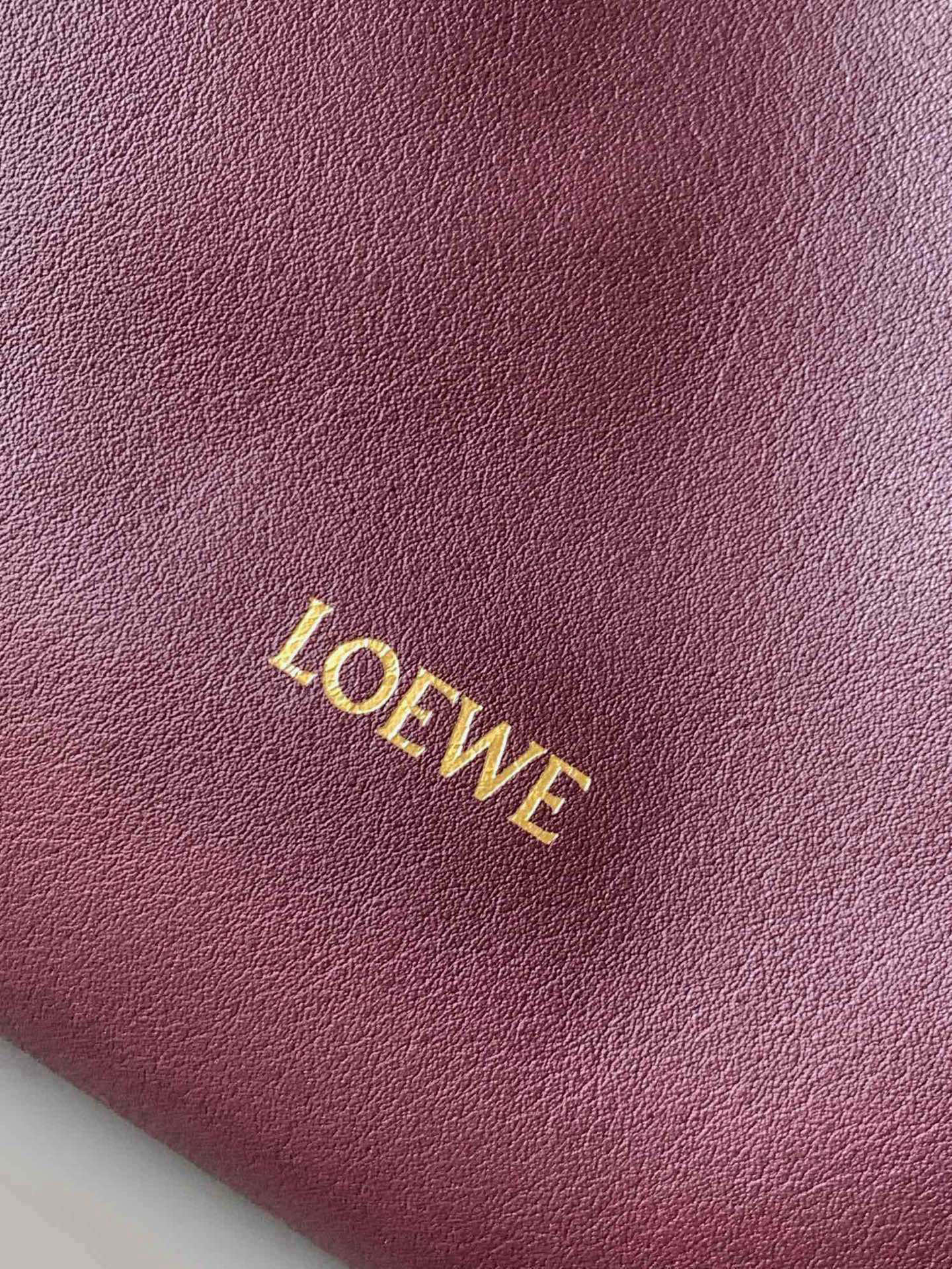 Loewe 新版梦福袋30CM 新款纳帕牛皮革Flamenco手拿包福袋 采用拉绳收紧
