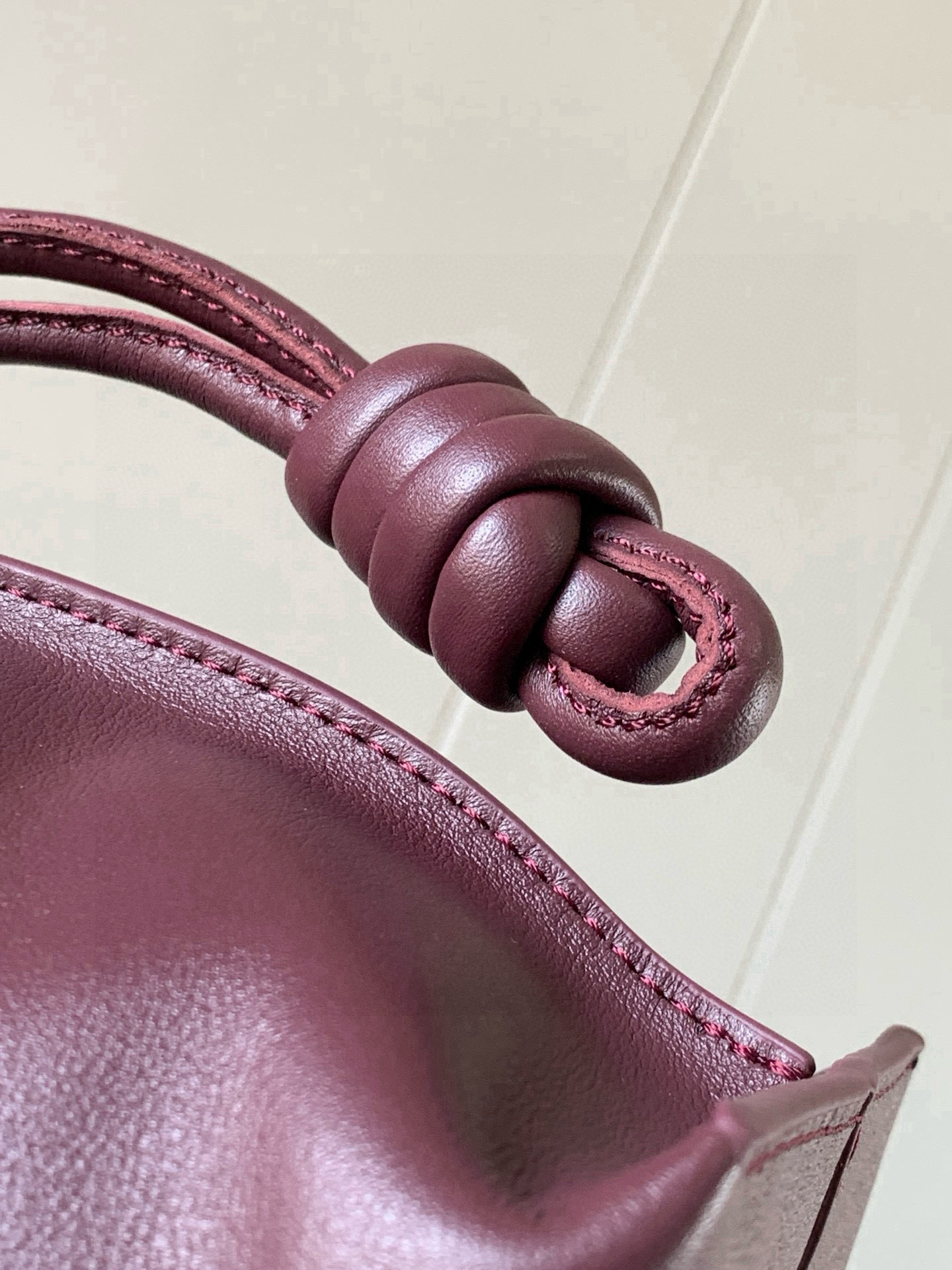 Loewe 新版梦福袋30CM 新款纳帕牛皮革Flamenco手拿包福袋 采用拉绳收紧