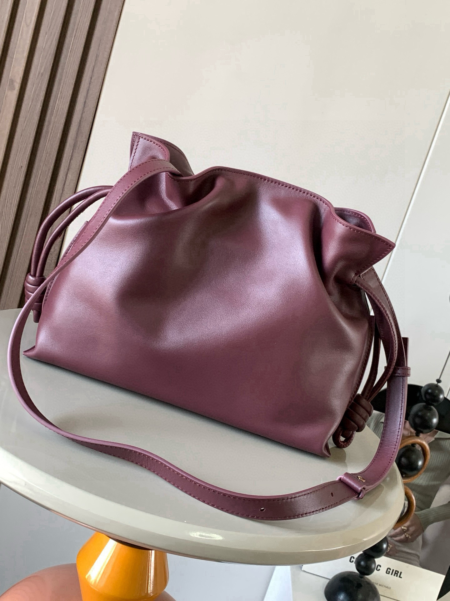 Loewe 新版梦福袋30CM 新款纳帕牛皮革Flamenco手拿包福袋 采用拉绳收紧