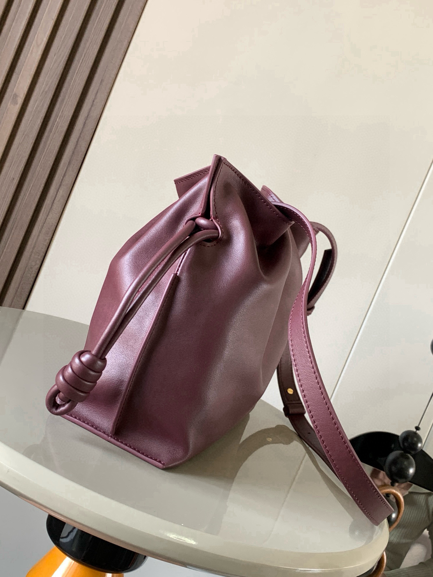Loewe 新版梦福袋30CM 新款纳帕牛皮革Flamenco手拿包福袋 采用拉绳收紧
