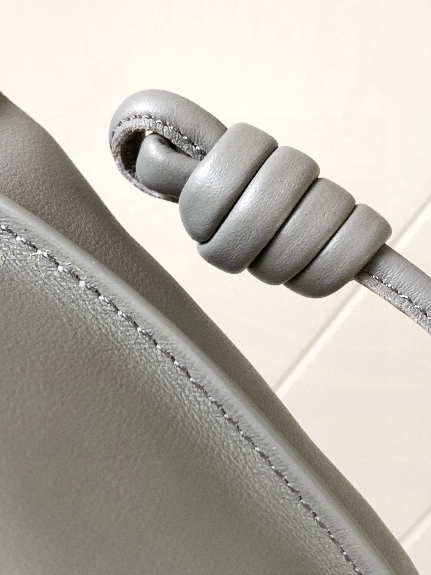 Loewe 新版梦福袋30CM 新款纳帕牛皮革Flamenco手拿包福袋 采用拉绳收紧