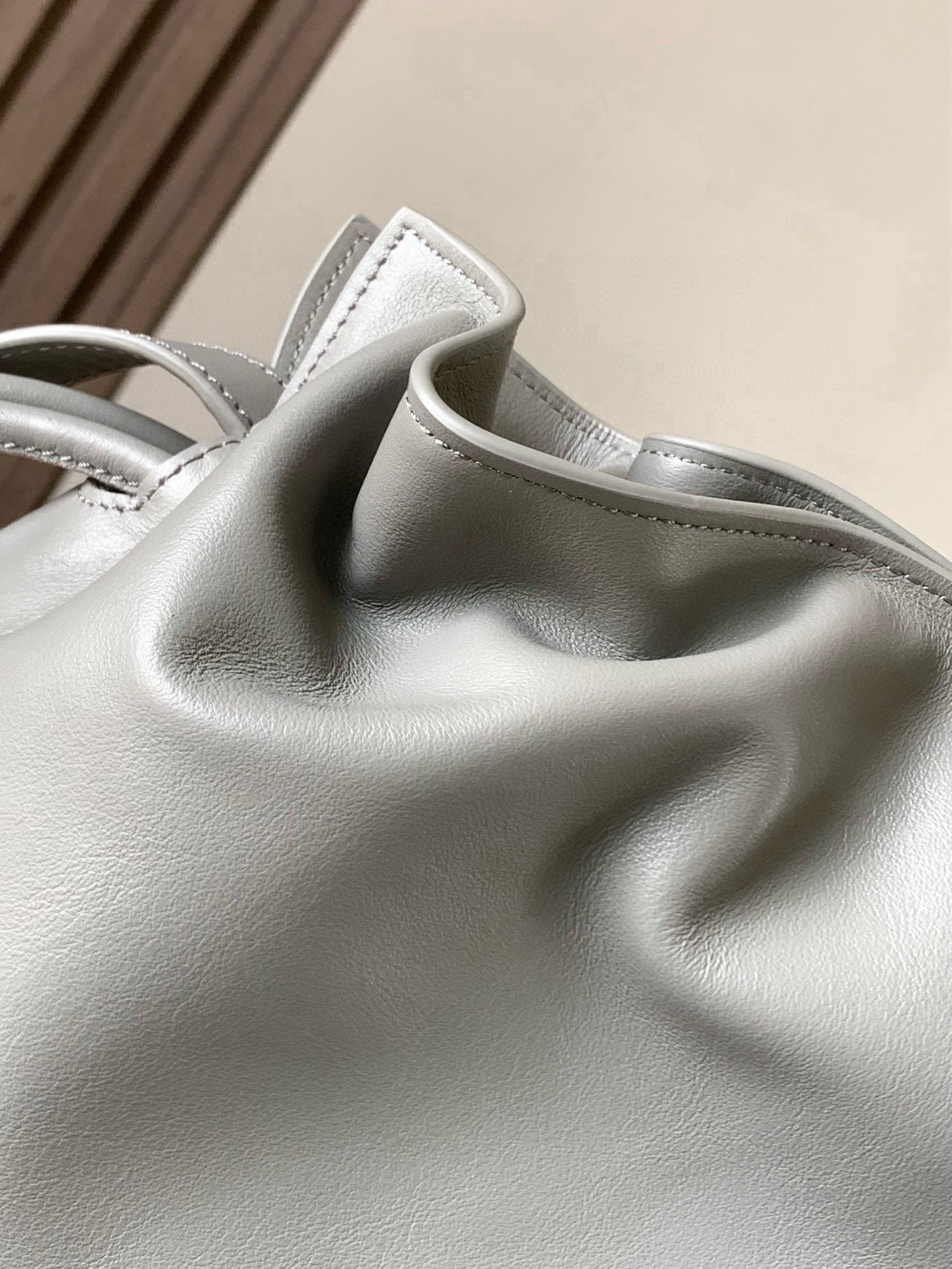 Loewe 新版梦福袋30CM 新款纳帕牛皮革Flamenco手拿包福袋 采用拉绳收紧