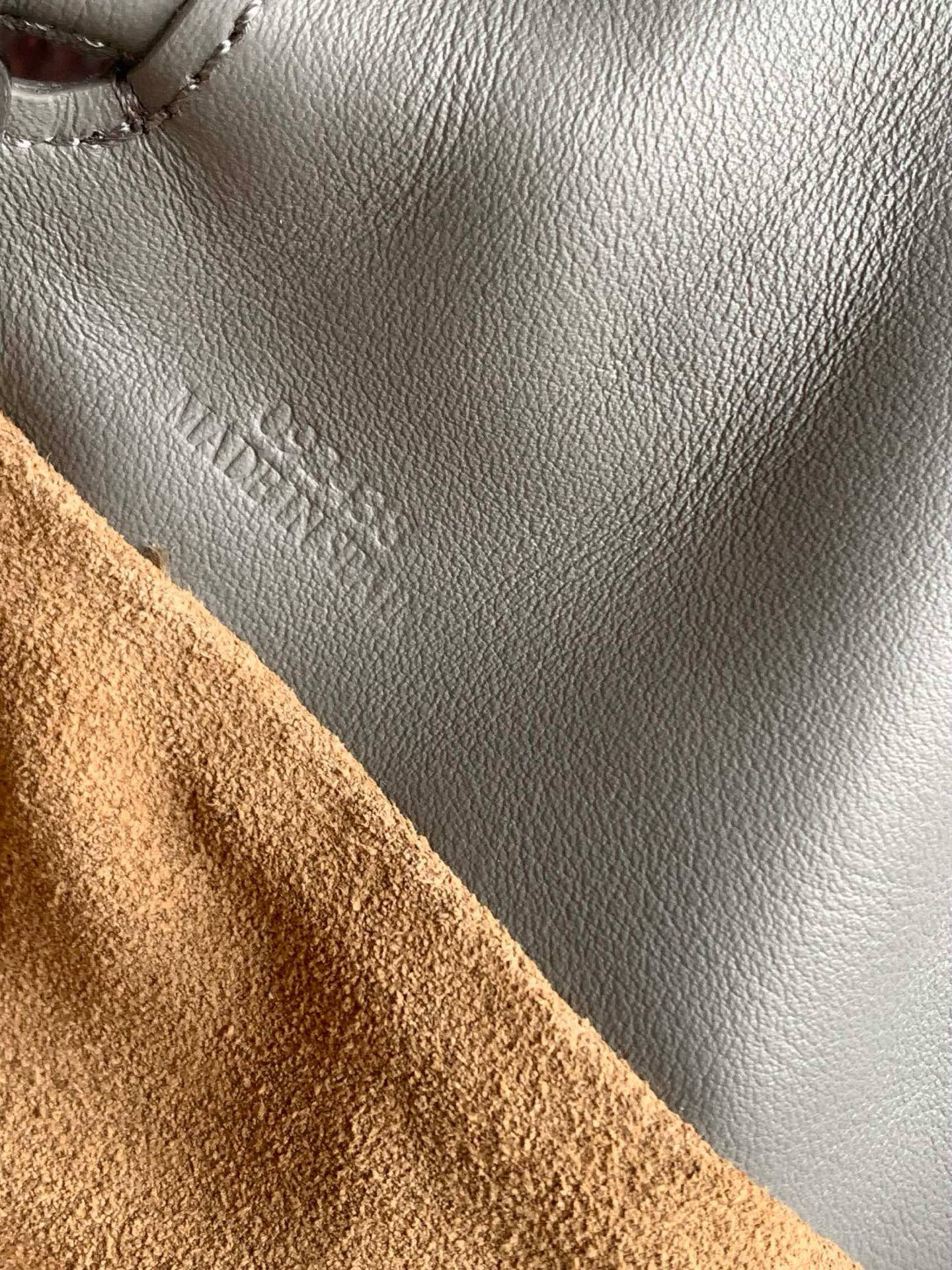 Loewe 新版梦福袋30CM 新款纳帕牛皮革Flamenco手拿包福袋 采用拉绳收紧
