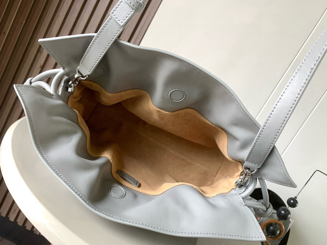Loewe 新版梦福袋30CM 新款纳帕牛皮革Flamenco手拿包福袋 采用拉绳收紧
