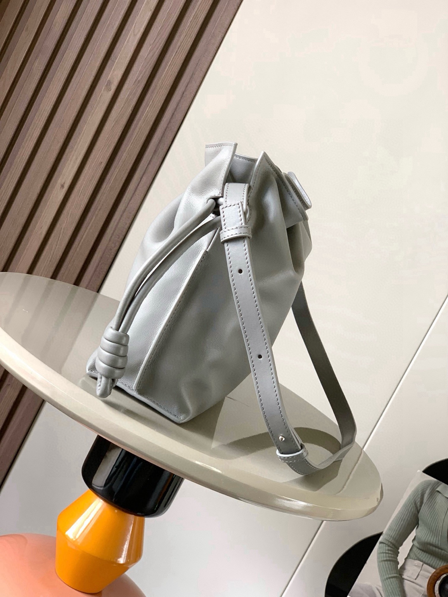 Loewe 新版梦福袋30CM 新款纳帕牛皮革Flamenco手拿包福袋 采用拉绳收紧