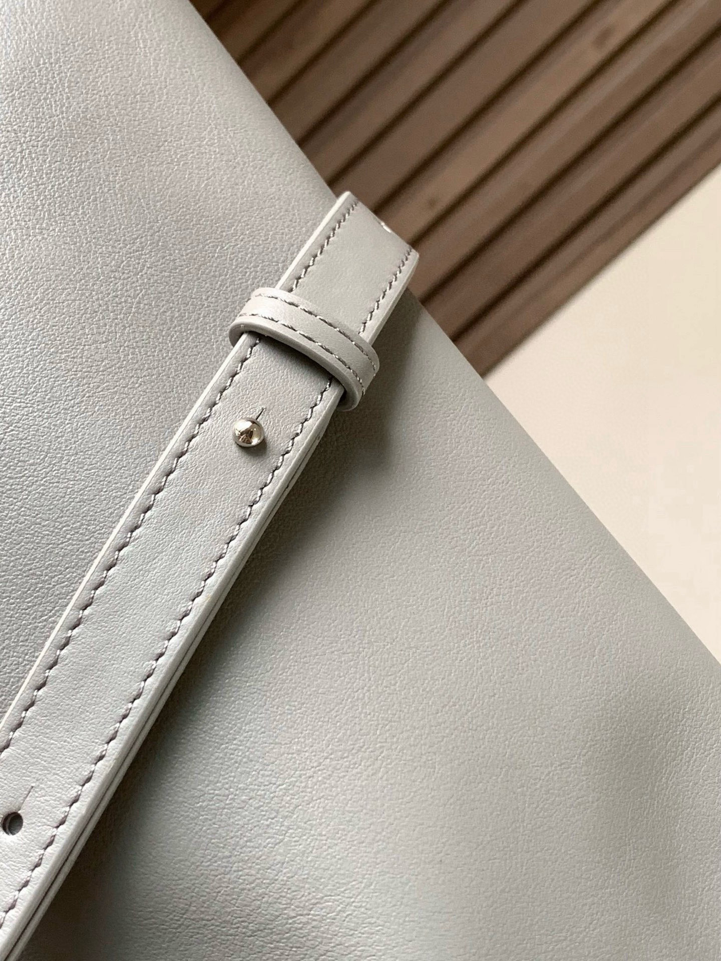 Loewe 新版梦福袋30CM 新款纳帕牛皮革Flamenco手拿包福袋 采用拉绳收紧