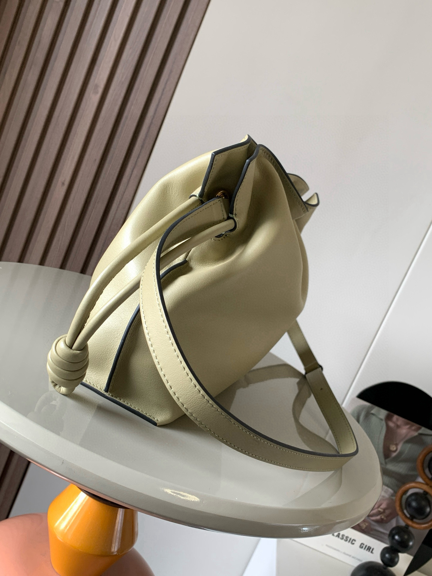 Loewe 新版梦福袋30CM 新款纳帕牛皮革Flamenco手拿包福袋 采用拉绳收紧