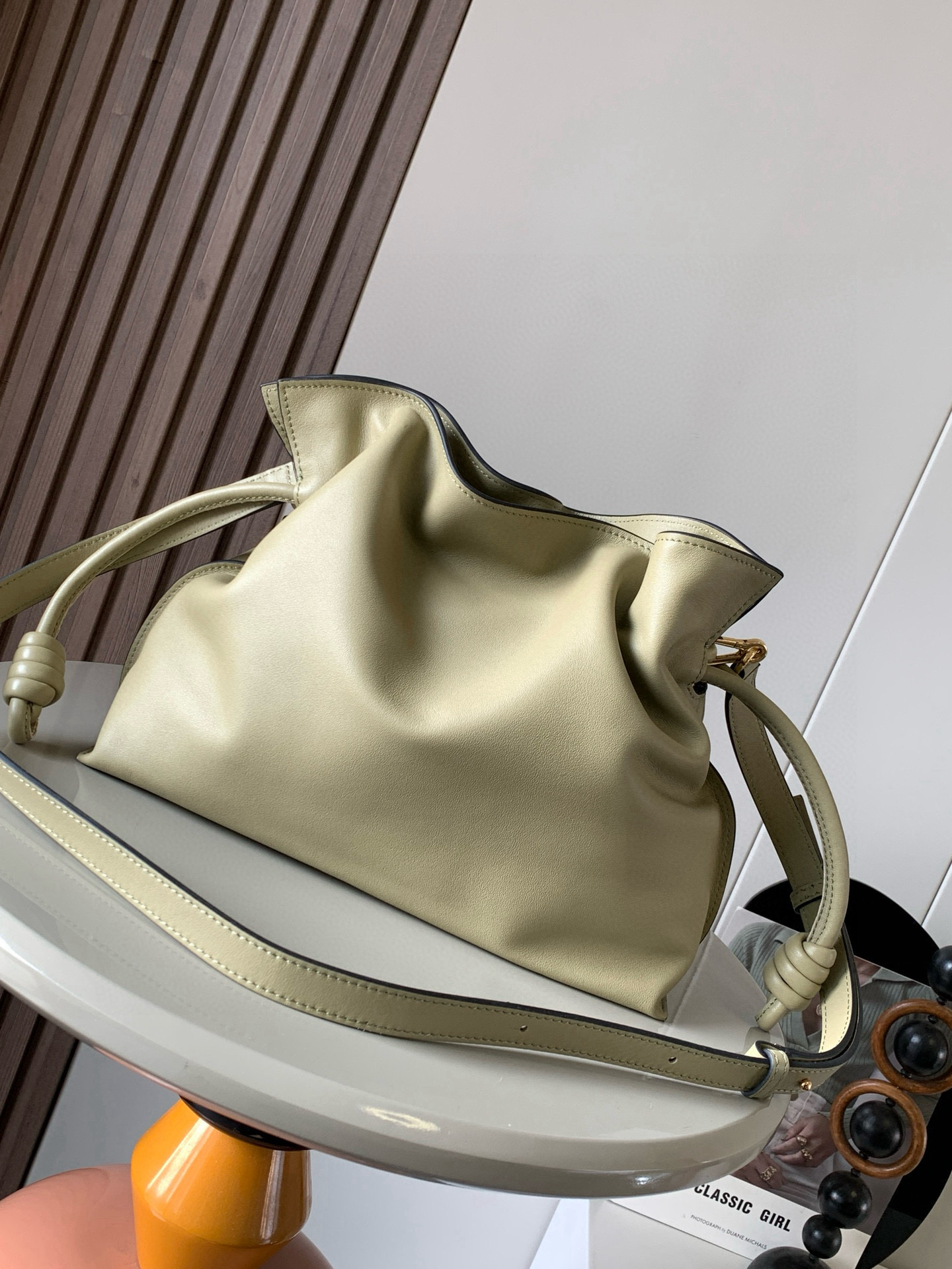 Loewe 新版梦福袋30CM 新款纳帕牛皮革Flamenco手拿包福袋 采用拉绳收紧
